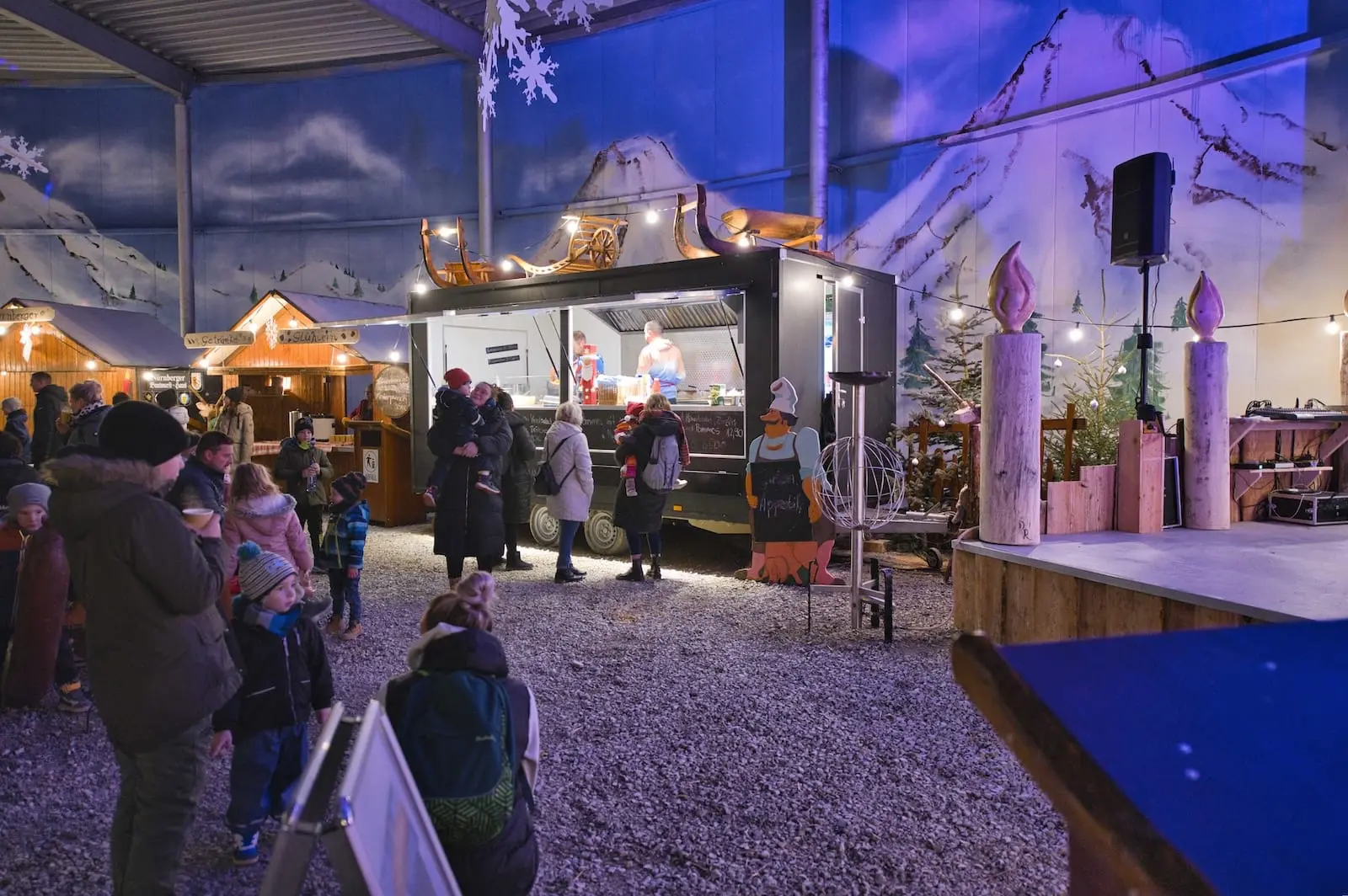 Besucher auf den Mühlhäuser Winterlichtern am Bratwurstmuseum