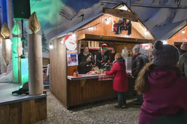 Glühweinbude mit Besuchern auf den Mühlhäuser Winterlichtern