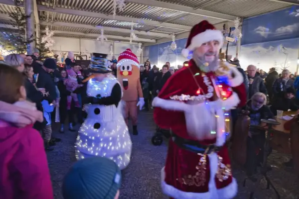 Weihnachtsmann und Schneemann unterwegs zwischen den Besuchern