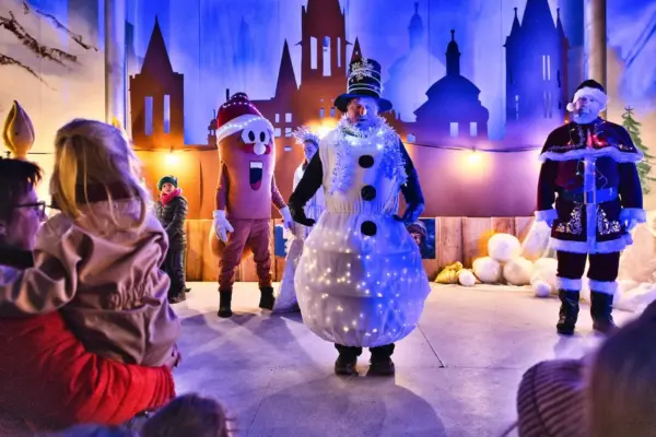 Schneemann und Weihnachtsmann bei der Weihnachtsshow vor der Stadtkulisse