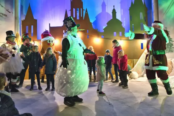 Weihnachtsparade mit Schneemann und Weihnachtsmann