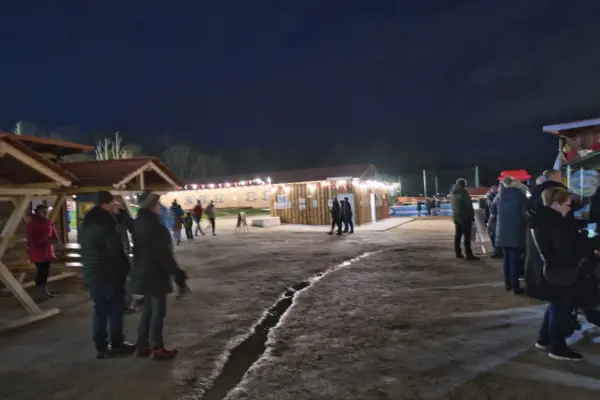 Abendstimmung am Außengelände des Bratwurstmuseums mit Lichterketten