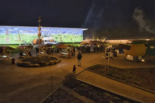 Außengelände des Bratwurstmuseums am Abend mit beleuchteter Halle